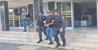 Samsun'da pompalı tüfekle ateş açtığı otomobildeki kuzeni ile 2 kişiyi yaralayan zanlı tutuklandı