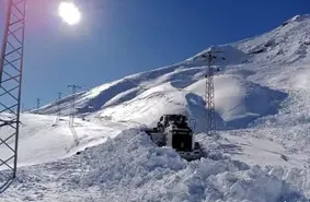 Askeri üs bölgeleri yolunda kar kalınlığı 4 metreyi aştı
