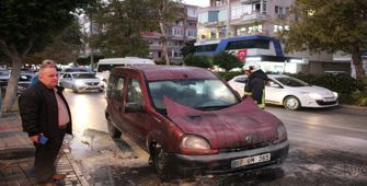 Alanya'da seyir halindeki hafif ticari araç yandı