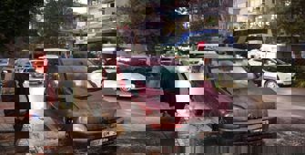 Alanya'da seyir halindeki hafif ticari araç yandı