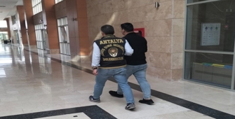 Antalya'da kendilerini polis ve savcı olarak tanıtıp dolandırıcılık yapan 2 şüpheli tutuklandı