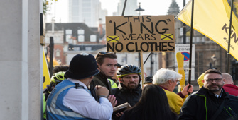 İngiltere'de Kral 3. Charles, monarşi karşıtlarının protestoları eşliğinde yeni yasama yılını açtı