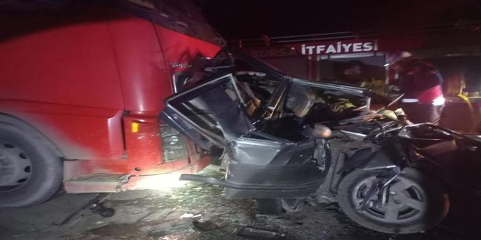 Bursa'da iki tırın arasında sıkışan otomobilin sürücüsü öldü