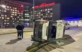 Başkentte otomobilin çarptığı ambulans devrildi