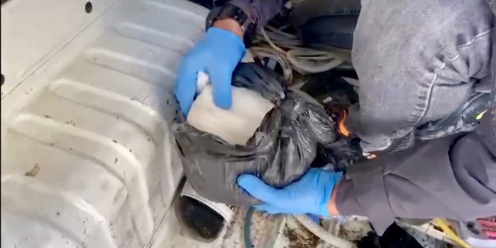 Balıkesir'de bir aracın kaportasına gizlenmiş uyuşturucu ele geçirildi