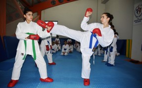 İlk kadın karate antrenörü kendi gibi başarılı kızlar yetiştiriyor