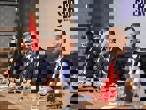 Bakan Koca merak edilen yurt dışına giden doktorla ilgili sorulara yanıt verdi 