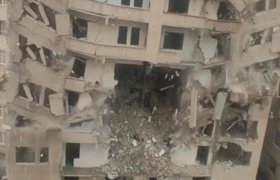 (Video) Diyarbakır’da ağır hasarlı bina korna eşliğinde çöktü