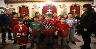 Hatay'da depremlerde az hasar alan kilisede geleneksel Noel hediyeleri dağıtıldı