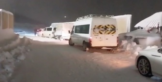 Muş'ta araçlarıyla yolda mahsur kalanlar ekiplerce kurtarıldı