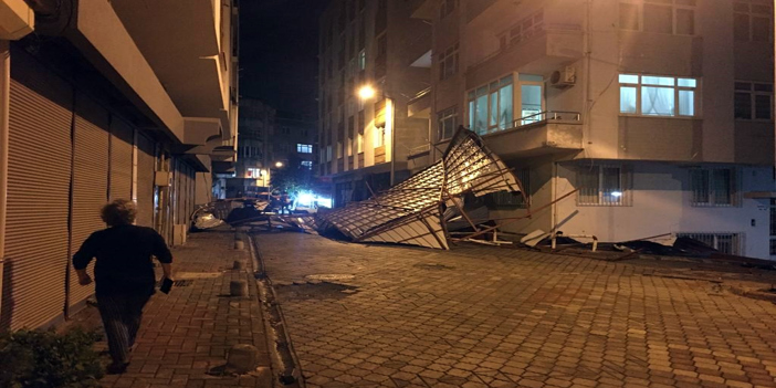 Samsun'da şiddetli rüzgar nedeniyle bazı evlerin çatıları ve araçlar zarar gördü