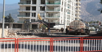 Hatay'da yıkım çalışmaları sırasında 2 bina tedbiren boşaltıldı