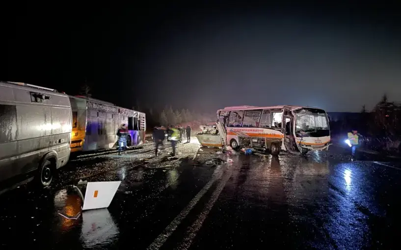 Eskişehir'de otobüs, midibüs ve karavan çarpıştı, 14 kişi yaralandı