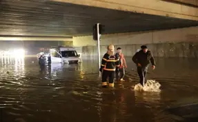 Gaziantep'te yağış nedeniyle köprülü kavşakta 5 araç sular altında kaldı