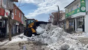 Bingöl Karlıova'da biriken kar kamyonlarla ilçe dışına taşınıyor