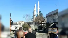 Depremde hasar gören cami minaresine halatla kontrollü yıkım