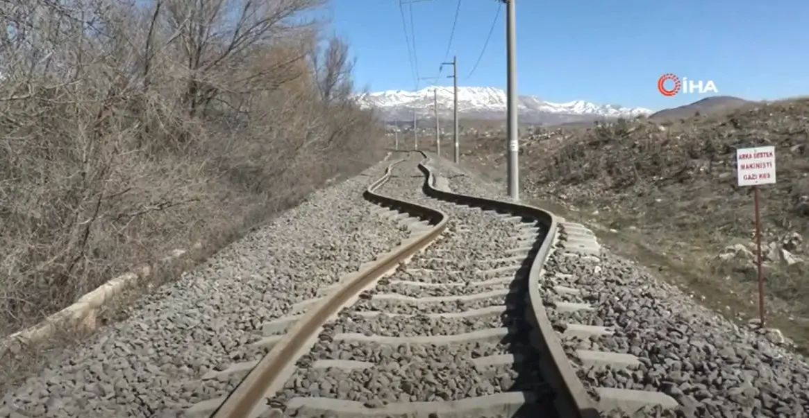 (Video) Depremler demir yolu hattına hasar verdi