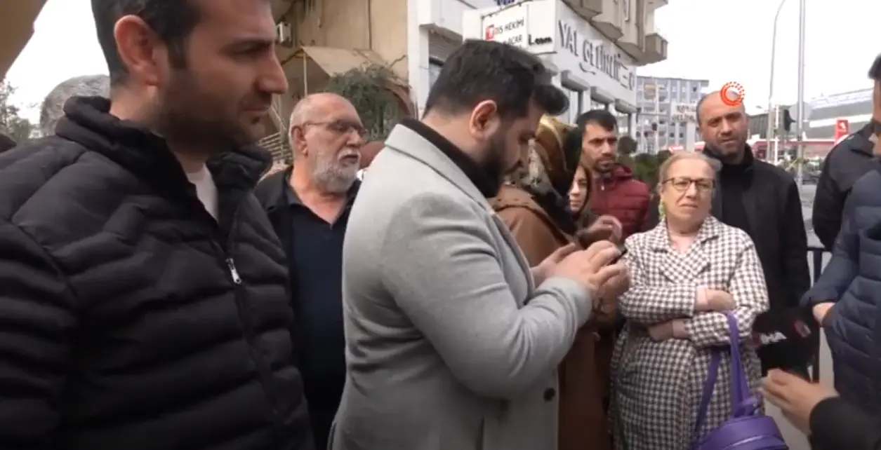 (Vİdeo) Diyarbakır’da vatandaş, binasındaki eşya tahliyesini istiyor