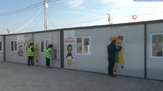 (Video) Depremzede çocuklar için soğuk duvarlara sıcak dokunuş