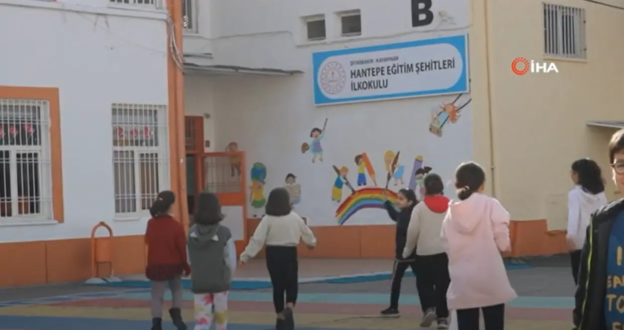 (Video) 40 gün aradan sonra Diyarbakır'da öğrenciler okuluna kavuştu