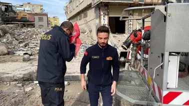 ‘Devlete emanet’ deyip çatıya Türk bayrağı asarak hasarlı binadan çıkmışlar