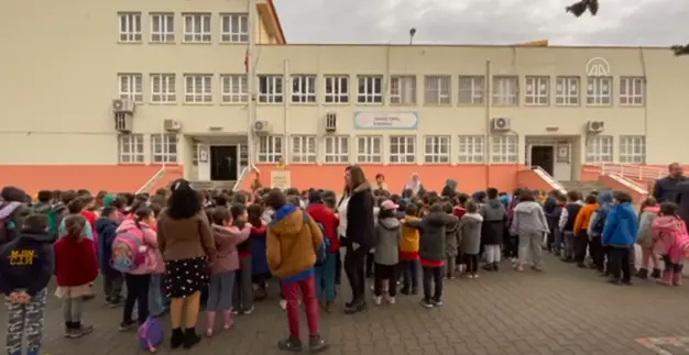 (Video) Deprem bölgesinden yaklaşık 243 bin öğrencinin nakli yapıldı