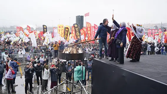 İstanbul'da Newroz'u: Halk yağmura rağmen Yenikapı'ya akın etti