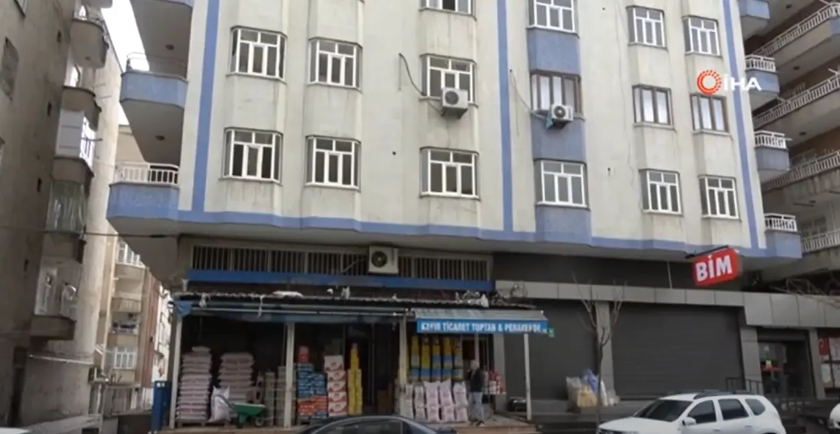 (Video) Diyarbakır’da esnaf ağır ve orta hasarlı binaların altında kepenk açtı