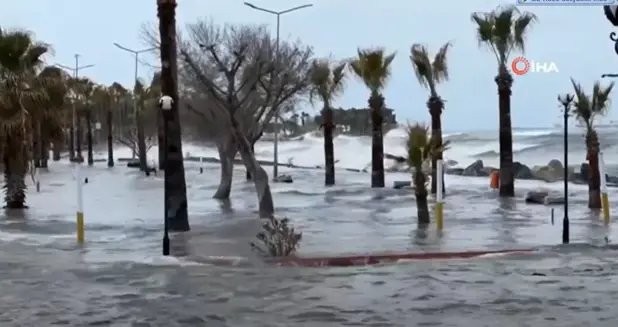 (Video) Deprem bölgesi İskenderun’u fırtına vurdu