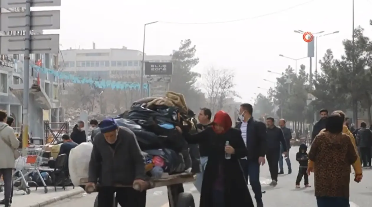 (Video) Diyar Galeria iş merkezi sakinleri eşyalarını tahliye etti