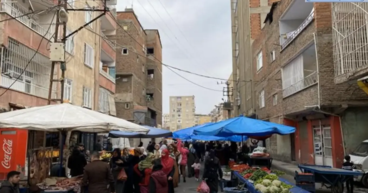 (Video) Diyarbakır’da ağır hasarlı bina önünde semt pazarı kuruldu