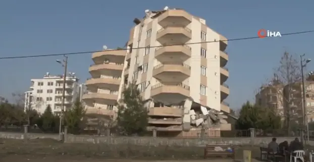 (Vİdeo) Birbirine yaslanan bloklar devrilmekten kurtuldu