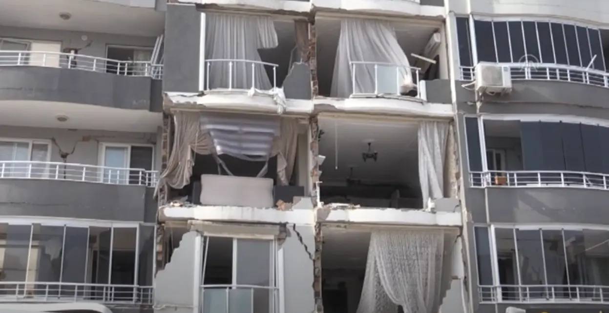 (Vİdeo) Evlerden geriye penceresiz perdeler kaldı