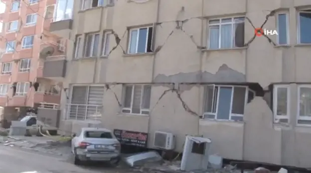 (Video) Çöken binanın devrilmesini, 5 otomobil önledi