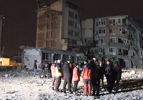 (Video) Malatya'da ağır hasarlı bina çöktü
