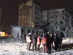 (Video) Malatya'da ağır hasarlı bina çöktü