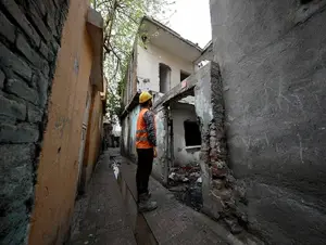 Diyarbakır'da 90 metruk yapının yıkımına başlandı