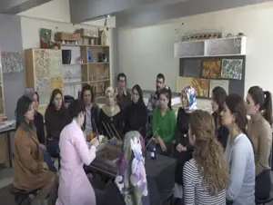 (Video) Öğretmenler depremin travmasından ebru sanatıyla uzaklaştı