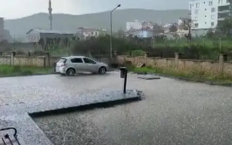 Diyarbakır’da rüzgar ve dolu yağışı günlük yaşamı olumsuz etkiledi