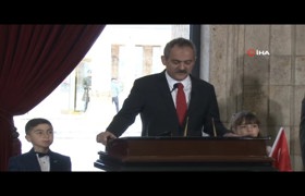 (Video) Bakan Özer, çocuklarla birlikte Anıtkabir'i ziyaret etti