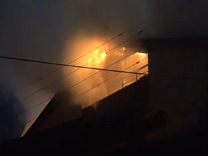 (Video) Çatı alev alev yandı