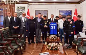 Türkiye finallerine katılacak genç futbolcular vali Ali İhsan Su’nun huzurunda