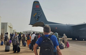 Sudan'a giden Türk tahliye uçağına ateş açıldı