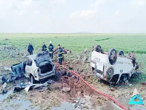 Diyarbakır'da sürücüleri yarışan hafif ticari araç ile otomobil çarpıştı: 5 yaralı