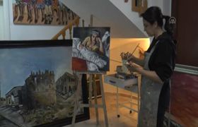 (Video) Ev hanımı ressam evini adeta sanat galerisine dönüştürdü