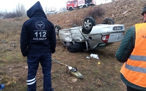 Sivas'ta devrilen otomobildeki 3 kişi yaralandı