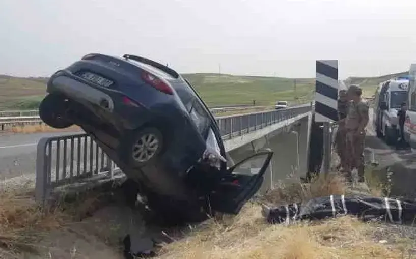 Diyarbakır feci kaza: Otomobil köprüde asılı kaldı, 1 ölü