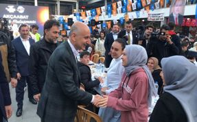 Karaismailoğlu, Trabzon'da gençlerle