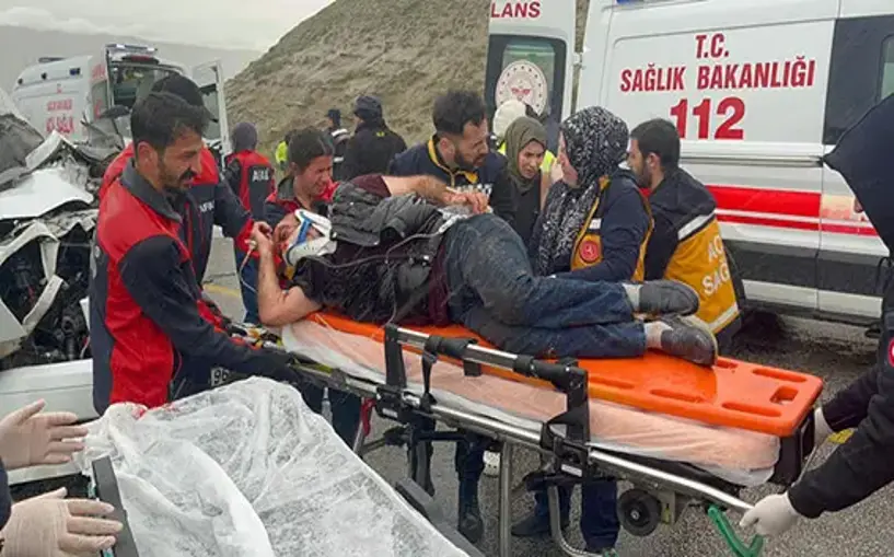 Sivas'ta yolcu minibüsü ile TIR çarpıştı; 5 ölü, 2 yaralı