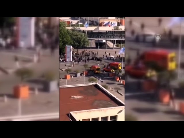 (Video) Terör örgütü sempatizanları Türk vatandaşlarına saldırdı